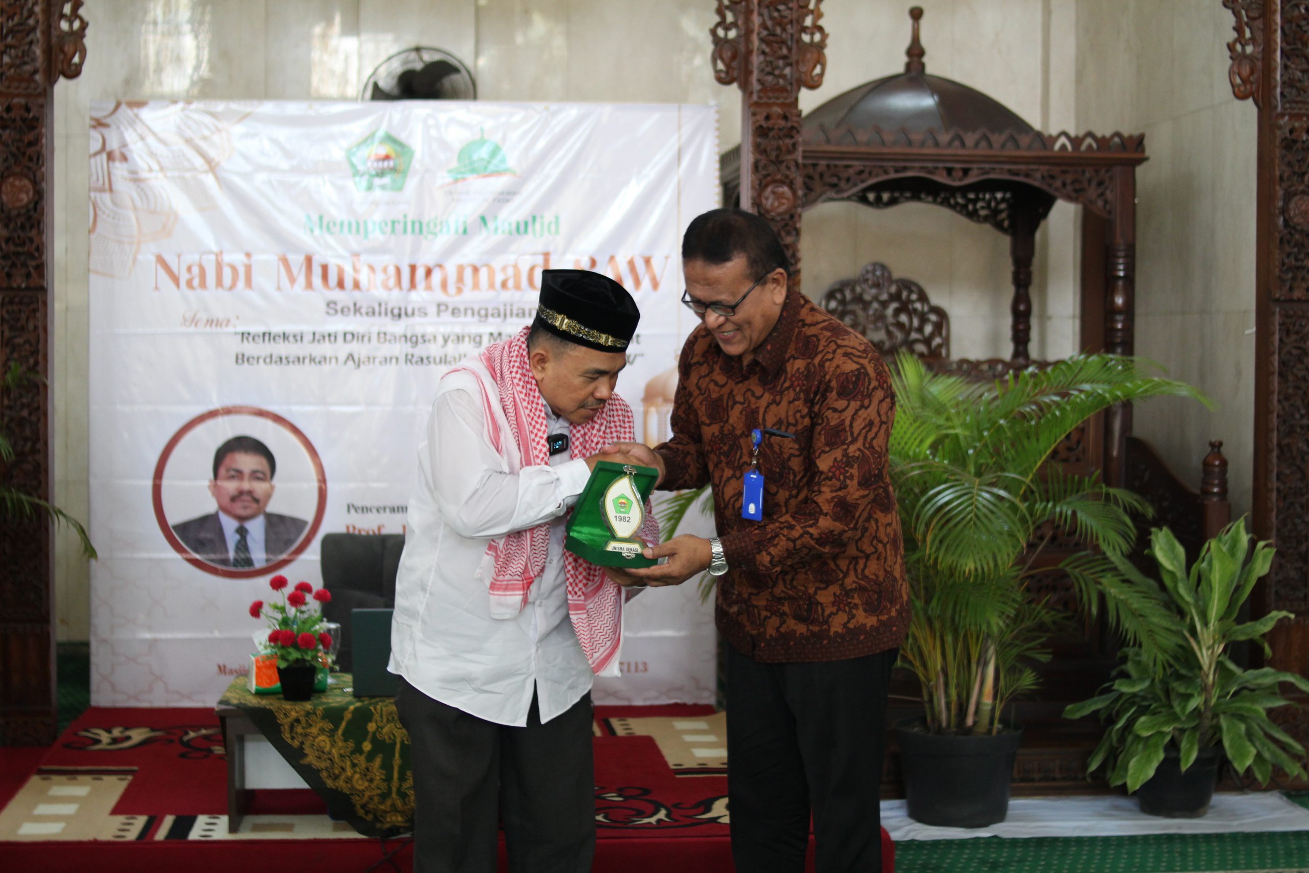 Penyerahan Plakat Narasumber oleh Rektor Dr. Hermanto, Drs., MM., M.Pd.,