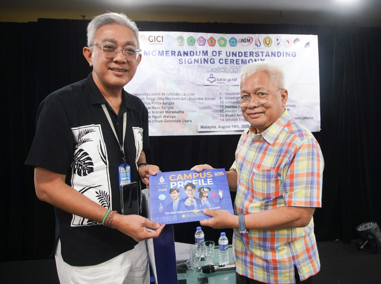 Penyerahan Cinderamata Institut Teknologi dan Bisnis STIKOM Bali