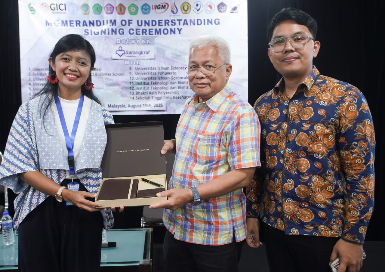 Penyerahan Cinderamata Universitas Kristen Maranatha