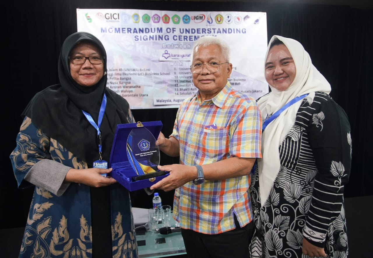 Penyerahan Plakat Politeknik Bhakti Asih degan CEO Karangkraf