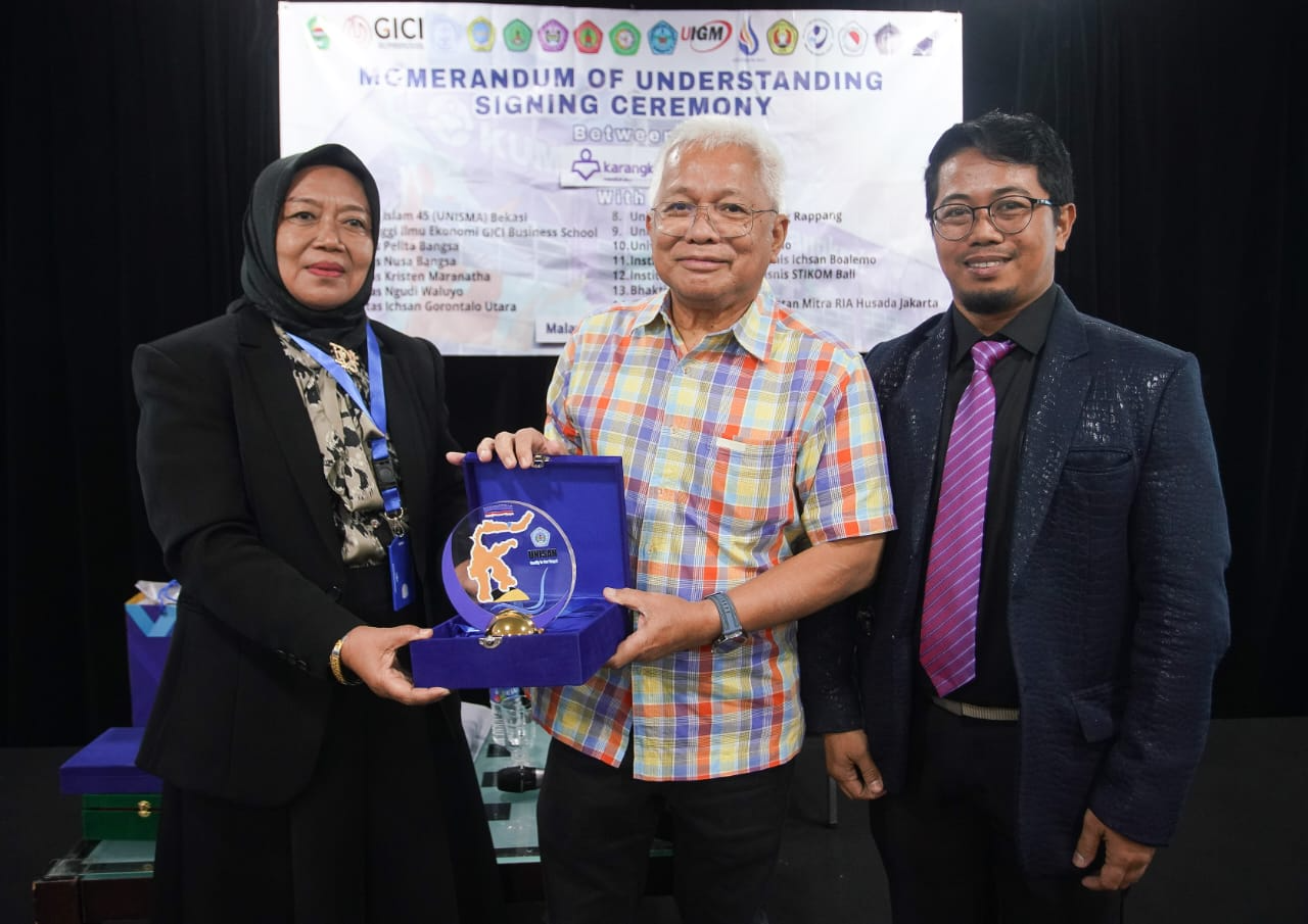 Penyerahan Plakat Universitas Ichsan Gorontalo dengan CEO Karangkraf