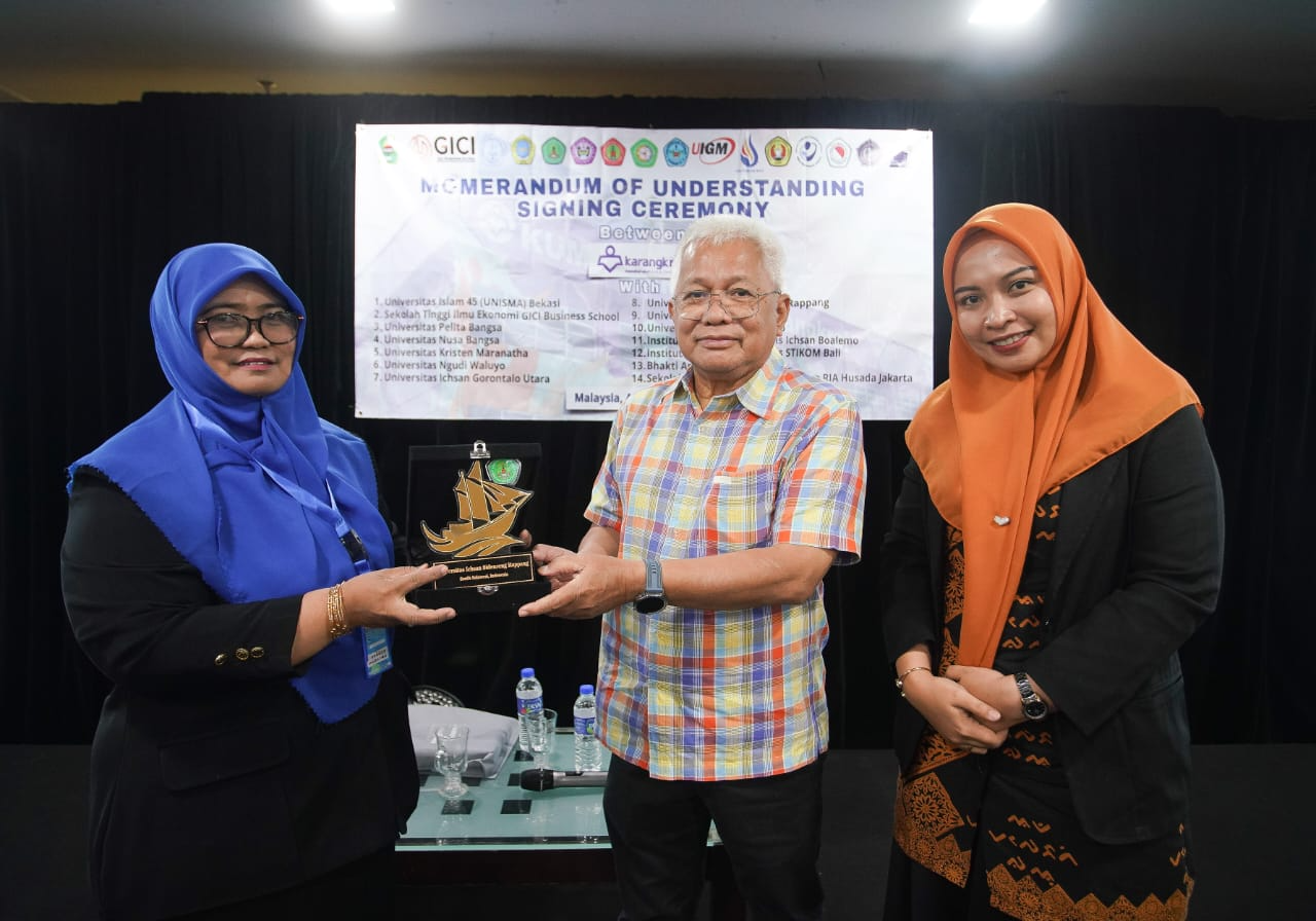Penyerahan Plakat Universitas Ichsan Sidenreng Rappang