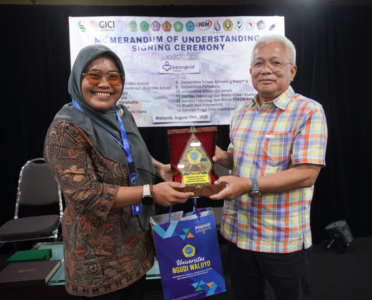 Penyerahan Plakat Universitas Ngudi Waluyo