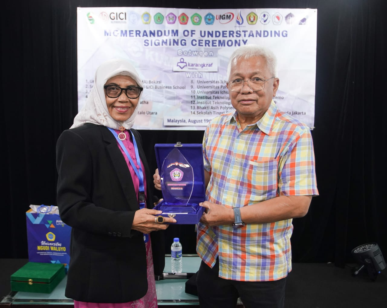 Penyerahan Plakat Universitas Pohuwato dengan CEO Karangkraf