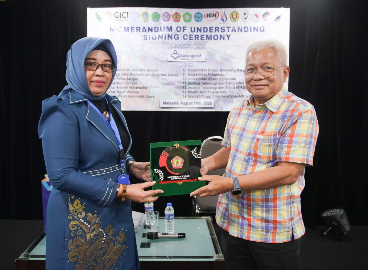 Penyerahan PlakatUniversitas Ichsan Gorontalo Utara dengan CEO Karangkraf
