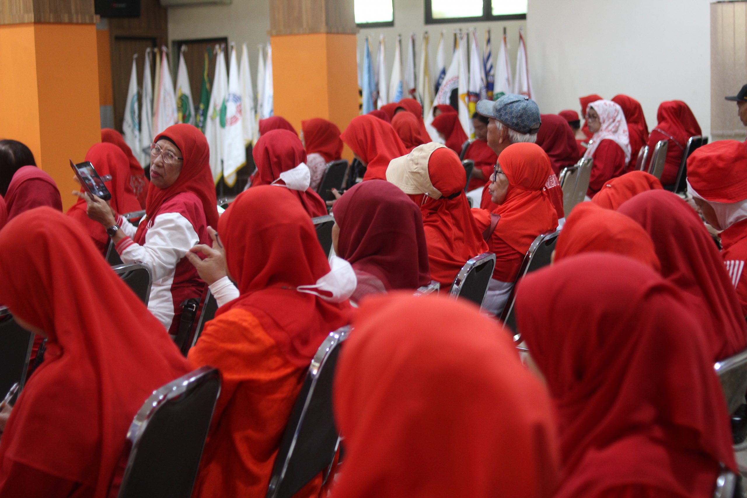 SEKOLAH LANSIA DI KOTA BEKASI MEMBAHAS CARA MENGELOLA KEUANGAN DI MASA TUA (1) SEKOLAH LANSIA DI KOTA BEKASI MEMBAHAS CARA MENGELOLA KEUANGAN DI MASA TUA (1)