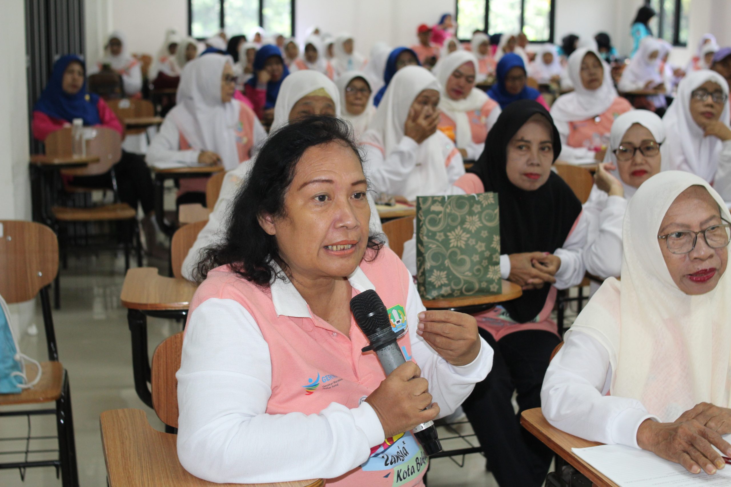 Sekolah Lansia BERSINAR Kota Bekasi bersama UPTD Pengendalian Penduduk Kec. Bekasi Selatan Gelar Edukasi Makanan Bergizi Kesehatan Lansia di kampus UNISMA Bekasi (10)