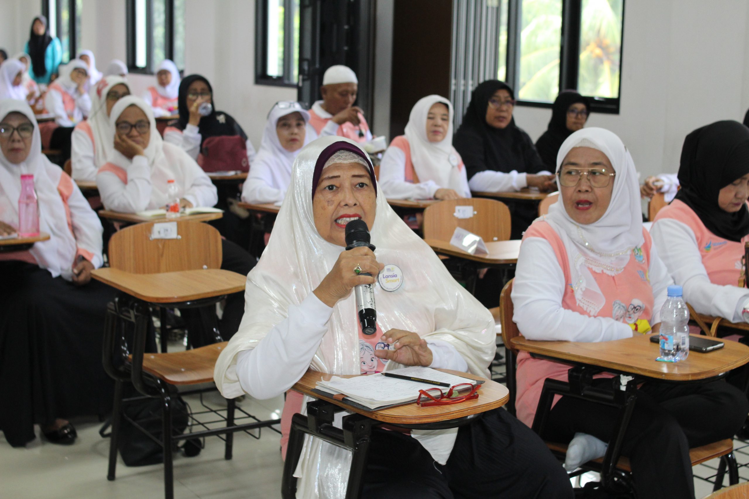 Sekolah Lansia BERSINAR Kota Bekasi bersama UPTD Pengendalian Penduduk Kec. Bekasi Selatan Gelar Edukasi Makanan Bergizi Kesehatan Lansia di kampus UNISMA Bekasi (11)