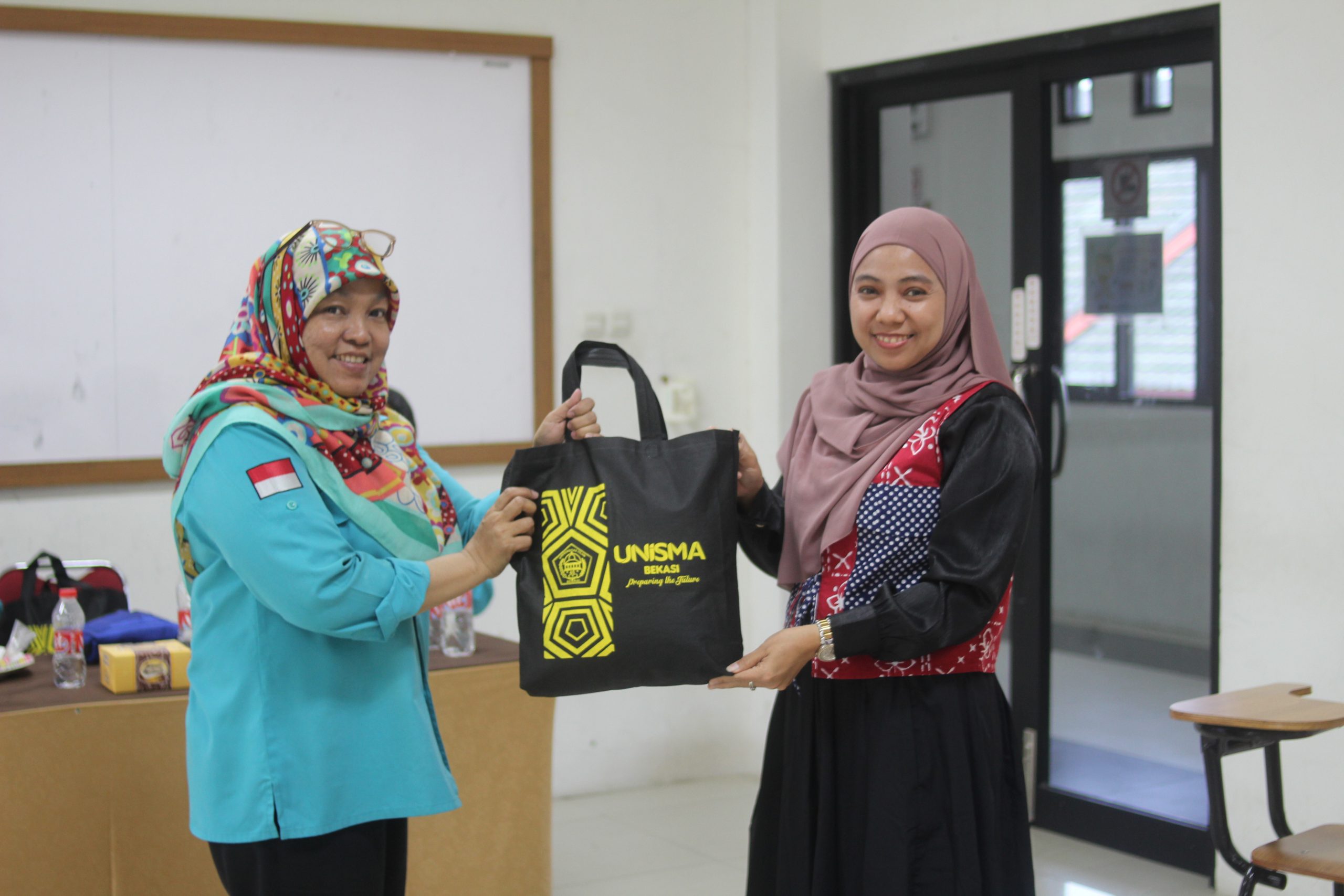 Sekolah Lansia BERSINAR Kota Bekasi bersama UPTD Pengendalian Penduduk Kec. Bekasi Selatan Gelar Edukasi Makanan Bergizi Kesehatan Lansia di kampus UNISMA Bekasi (13)