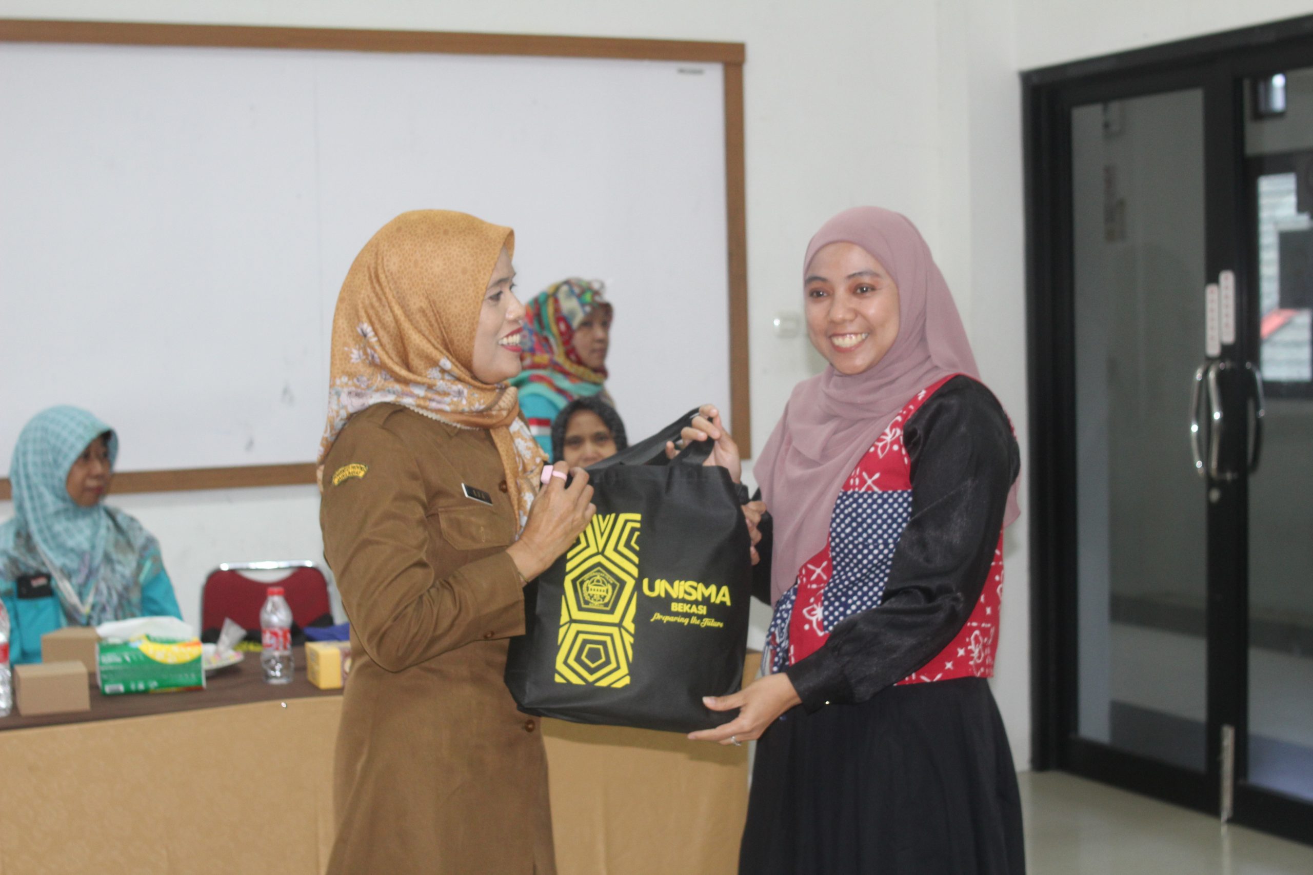 Sekolah Lansia BERSINAR Kota Bekasi bersama UPTD Pengendalian Penduduk Kec. Bekasi Selatan Gelar Edukasi Makanan Bergizi Kesehatan Lansia di kampus UNISMA Bekasi (14)