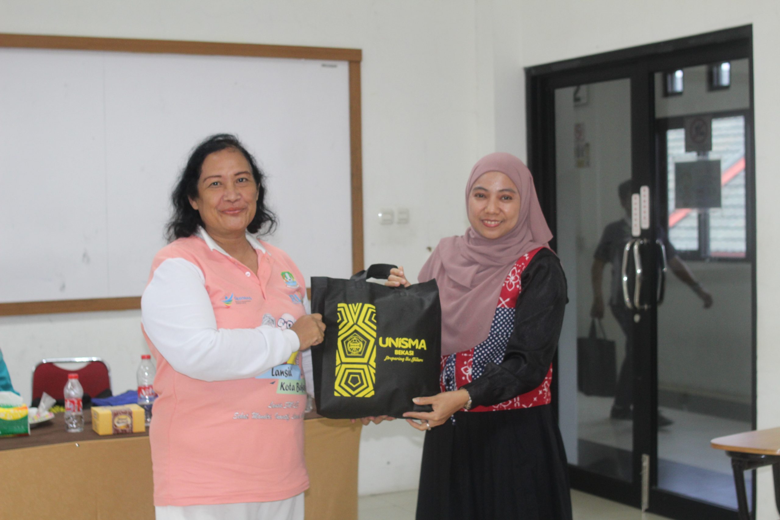 Sekolah Lansia BERSINAR Kota Bekasi bersama UPTD Pengendalian Penduduk Kec. Bekasi Selatan Gelar Edukasi Makanan Bergizi Kesehatan Lansia di kampus UNISMA Bekasi (15)