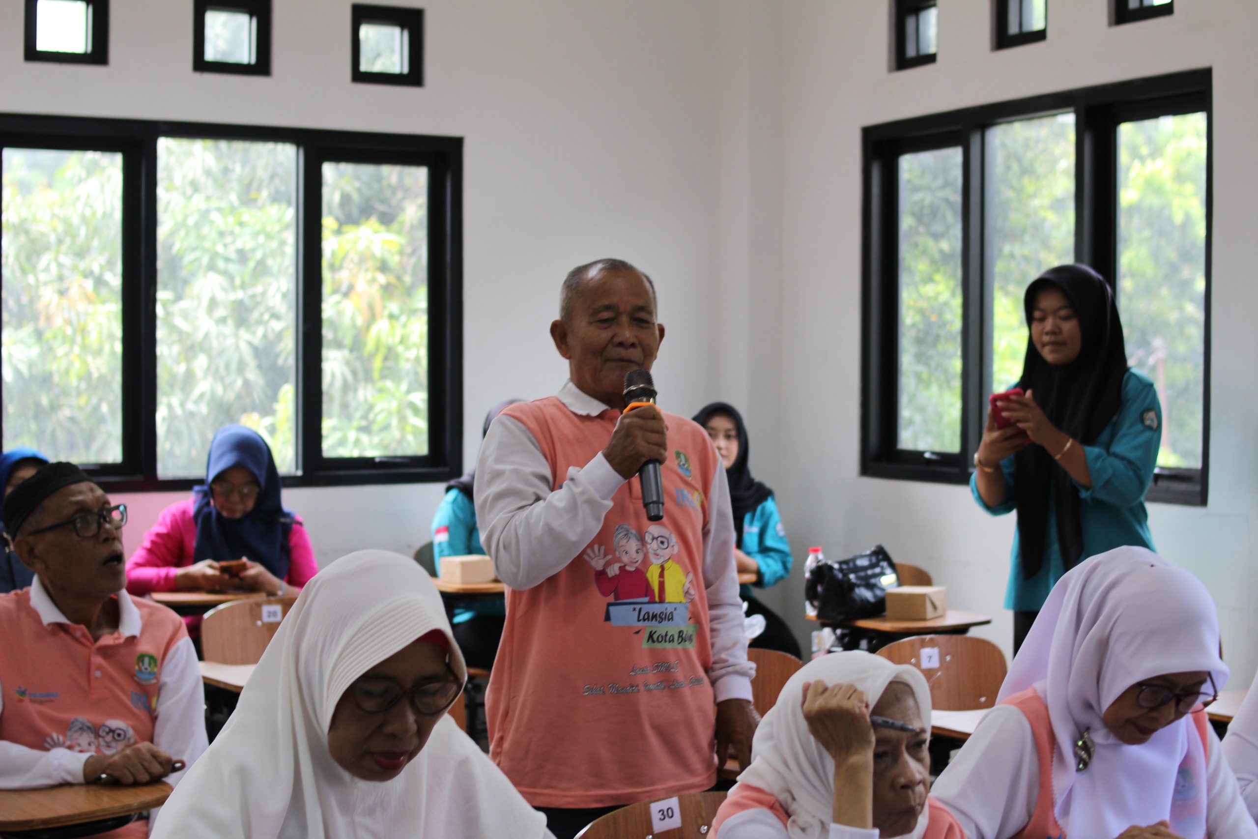 Sekolah Lansia BERSINAR Kota Bekasi bersama UPTD Pengendalian Penduduk Kec. Bekasi Selatan Gelar Edukasi Makanan Bergizi Kesehatan Lansia di kampus UNISMA Bekasi (9)
