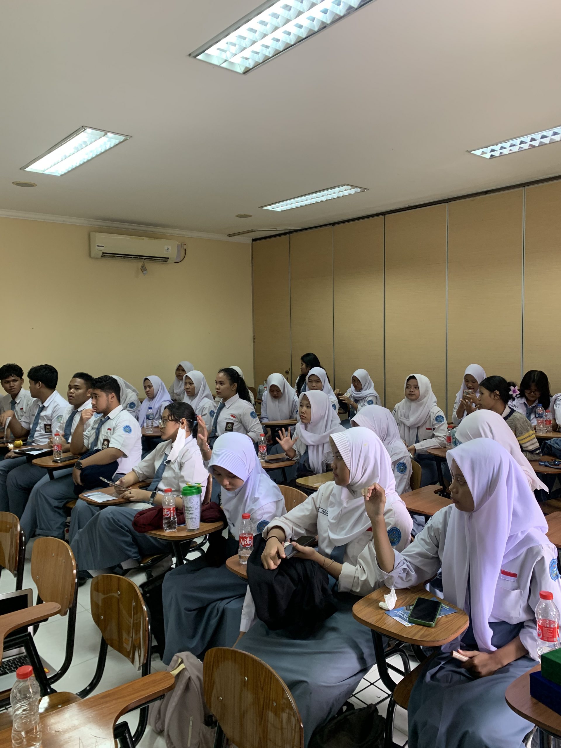 Siswa Kelas XII SMAN 20 Kota Bekasi Ikuti Visiting Class Geografi di FKIP UNISMA Bekasi (2)