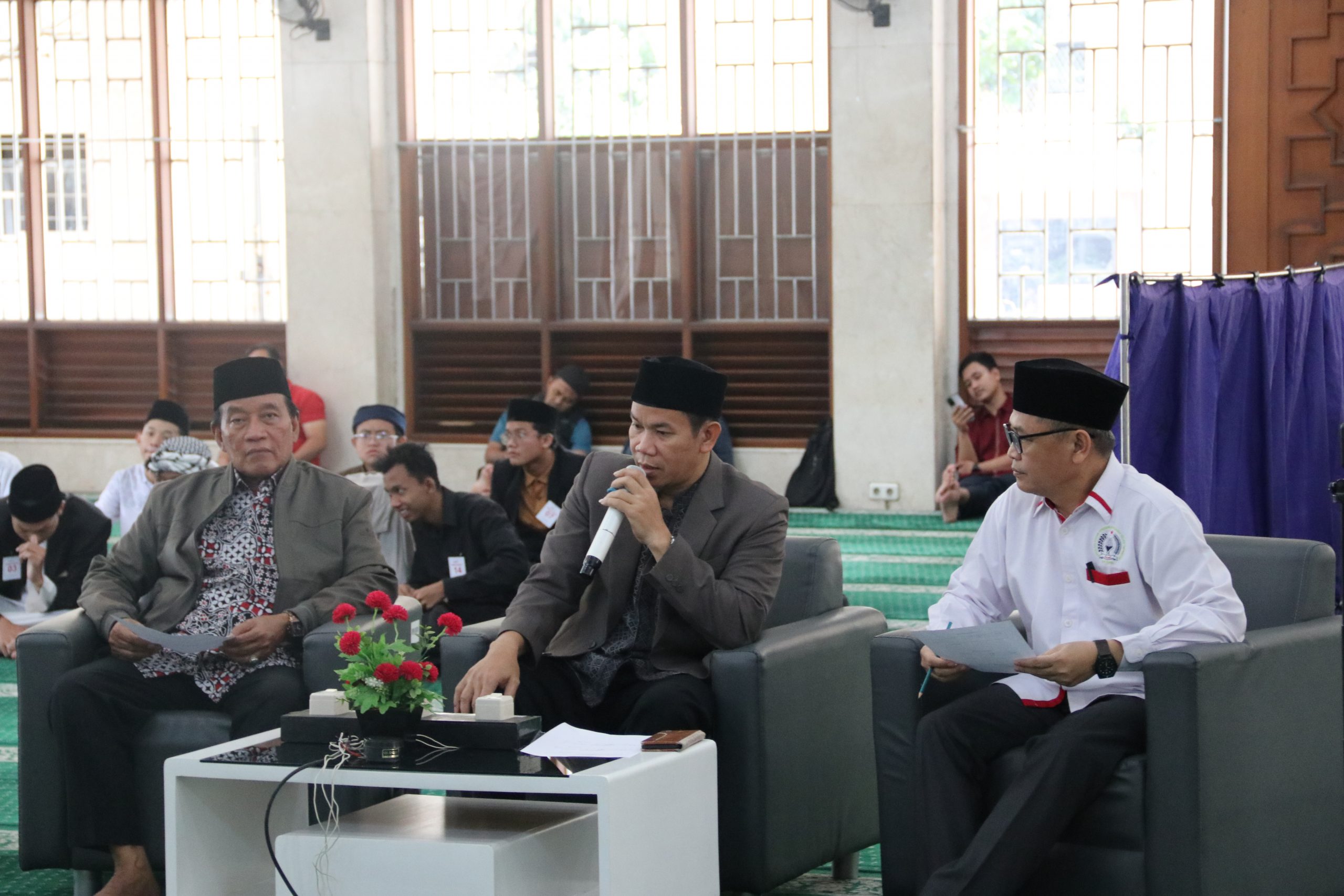 Dewan Juri Dakwah Ketua LPTQ Kota Bekasi KH. Muhammad Idrus Al Hafidz, pengurus LPTQ Kota Bekasi H. Nasrulloh, serta dosen FAI UM Indonesia (UNISMA Bekasi) Dr. Acep Mulyadi, M.Pd..